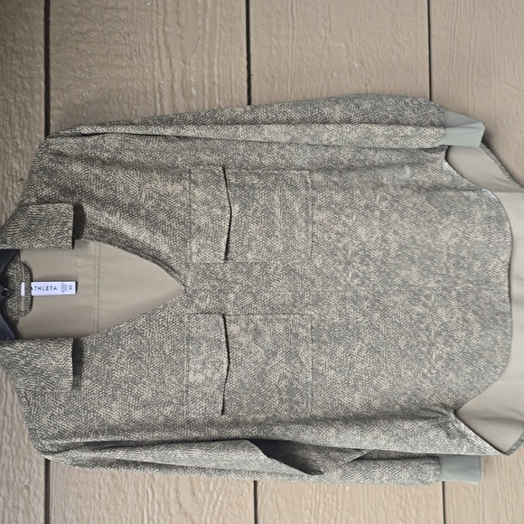 Athleta Zuma Printed Top V Neck High Low Size XS Women’s Viper Shadow Olive - Picture 7 of 15